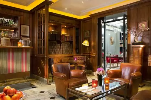BEST WESTERN PREMIER Hôtel Trocadéro la Tour Paris  –Front desk
