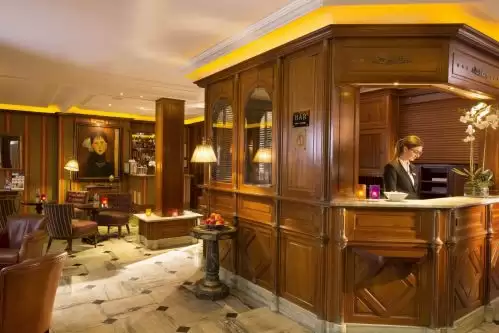 BEST WESTERN PREMIER Hôtel Trocadéro la Tour Paris  – Front desk