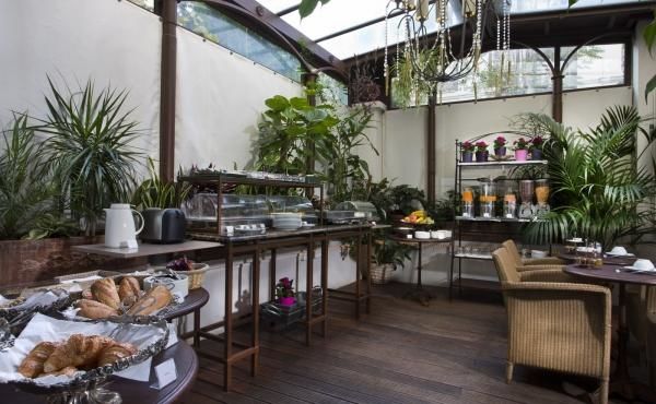 Hotel Trocadero La Tour Paris - Breakfast on terrace