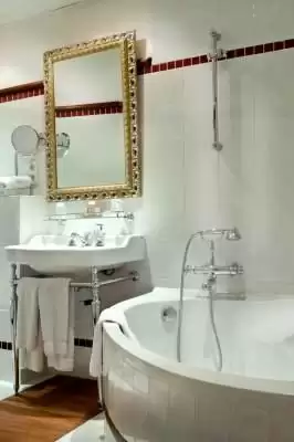 BEST WESTERN PREMIER Hôtel Trocadéro la Tour Paris  – Bathroom in the Superior Room