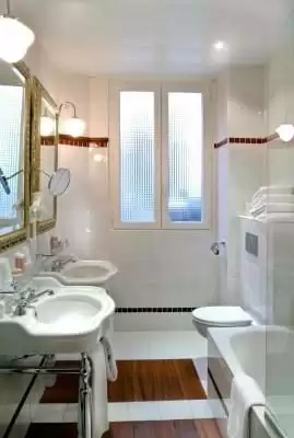 BEST WESTERN PREMIER Hôtel Trocadéro la Tour Paris  - Bathroom in hotel in Paris